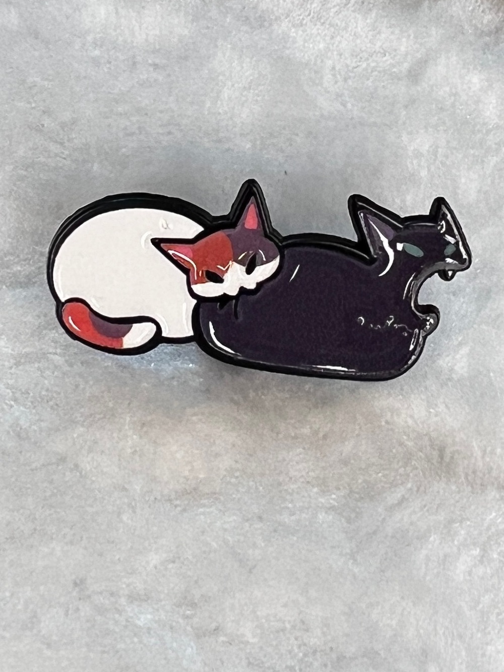 🧷🐈🐈‍⬛ BITING CATS - Enamel Pin/Brooch - Adorable!